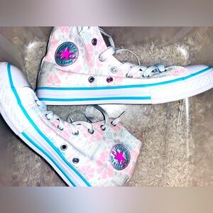 High top printed canvas, hot pink lining and round silver brand logo medallion